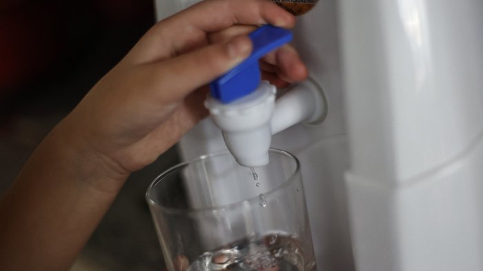 Anuncian cortes de agua en seis comunas de Santiago hasta la noche de hoy y madrugada del viernes