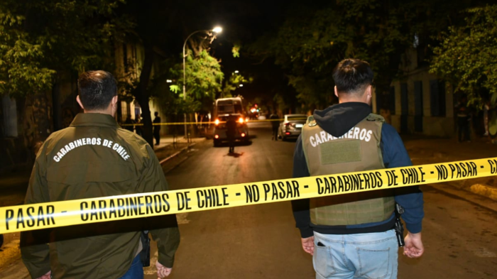 Hombre acusado de VIF en Quilicura fue encontrado baleado al interior de su auto en Cerro Navia