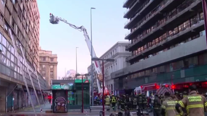 Bomberos controló incendio en centro de Santiago tras casi 24 horas