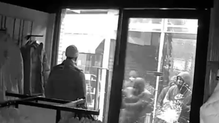 Delincuentes robaron más de $25 millones en tienda de ropa outdoor en Chicureo