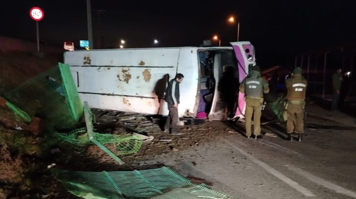 Una persona fallecida deja el volcamiento de bus con 28 pasajeros en Arauco