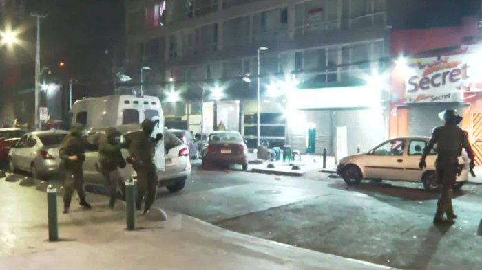 Comerciantes ambulantes atacaron a Carabineros y personal municipal en operativo en Estación Central