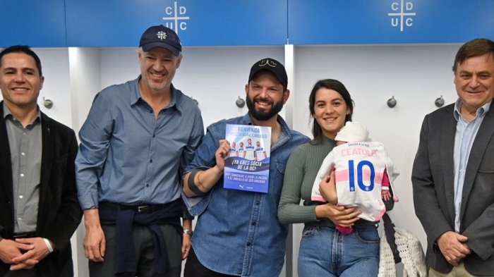Presidente Boric visitó el nuevo estadio de la UC y recibió significativo regalo para su hija