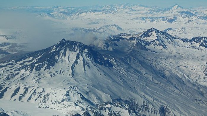 Emiten alerta temprana preventiva por actividad de volcán Peteroa en comunas del Maule