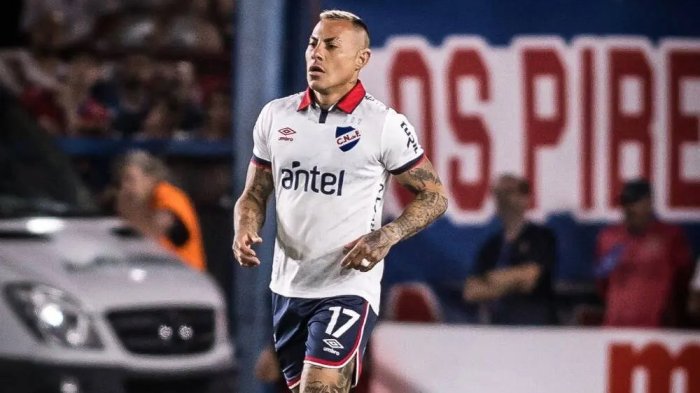 Eduardo Vargas vuelve a responder a rumores de su regreso a la U: “No saben nada”