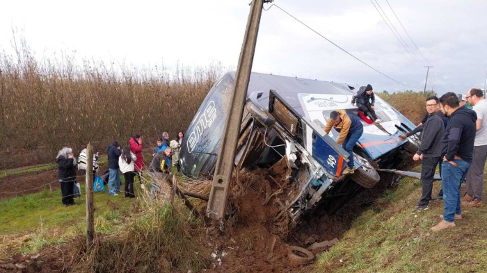 Confirman un fallecido tras volcamiento de bus en Ruta 5 Sur