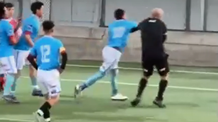 Tuvo que encerrarse en un camarín: Árbitro de fútbol amateur recibe golpiza por parte de jugador expulsado