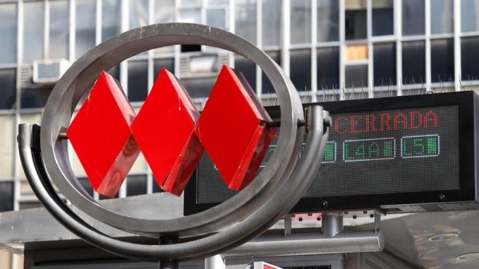 Escolares se toman estación de metro Santa Isabel y se sientan al borde del andén