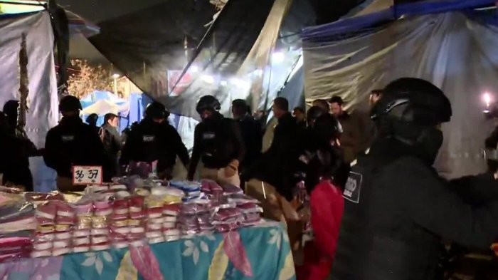 Mercadería, bodegas irregulares y hasta un arma: Lo que destapó el desalojo en Barrio Meiggs