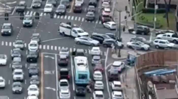 Caos vehicular y sirenas: Habitantes de Hawái evacúan la costa tras alerta de tsunami por terremoto en Rusia