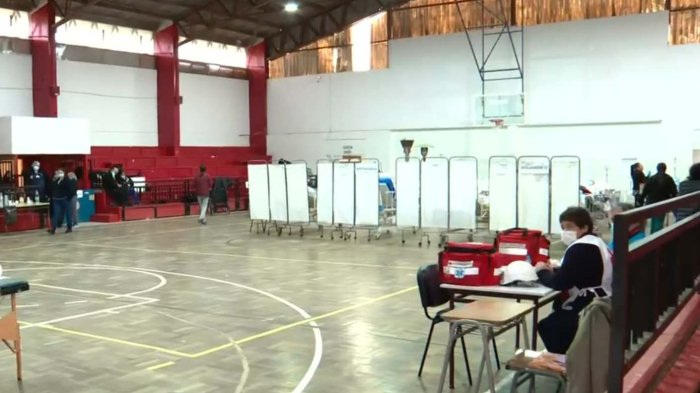 Por alerta de tsunami: Pacientes de hospital fueron trasladados a gimnasio municipal en Pichilemu