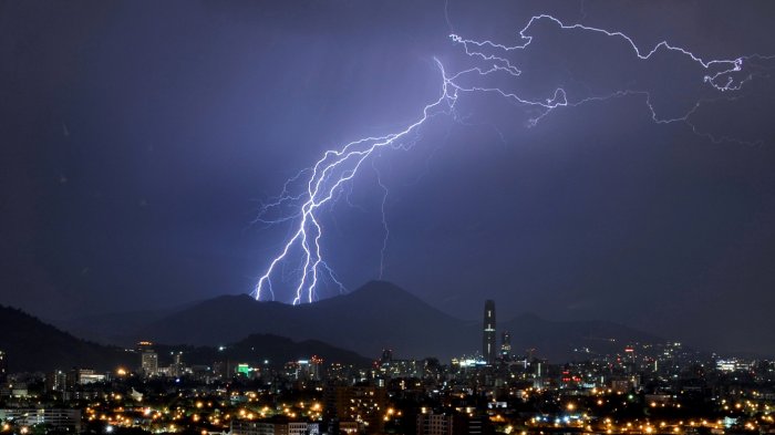 Dirección Meteorológica emite alerta por probabilidad de tormentas eléctricas en 10 regiones incluida la RM