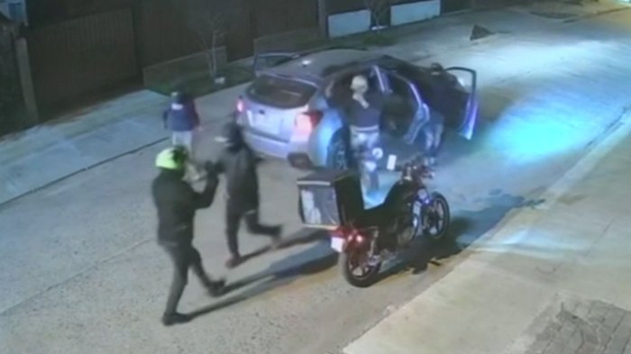 Video muestra a repartidor de comida siendo violentamente asaltado en Conchalí: Le quitaron su moto