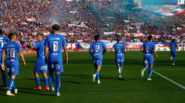 Cantante español queda fascinado con la hinchada de la U: “Es increíble”