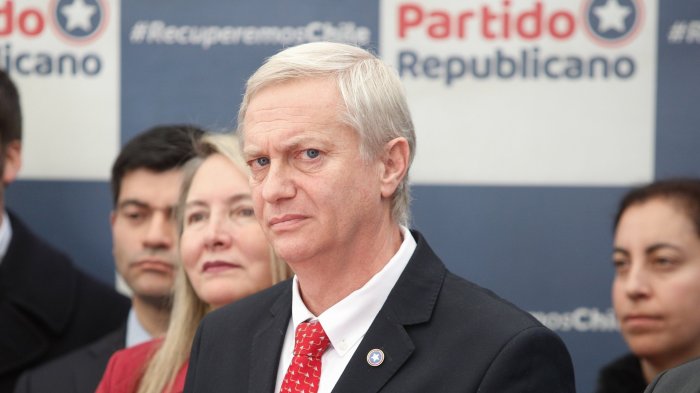 Citan a Kast a declarar en comisión investigadora: Aparece en foto con detenido por robo de cables