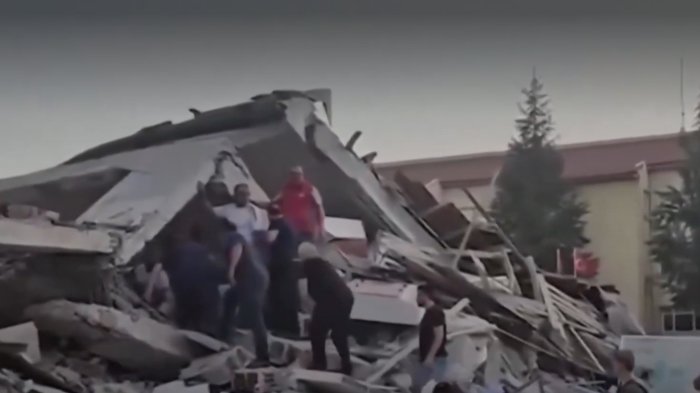 16 edificios de derrumbaron: Terremoto en Turquía dejó un fallecido