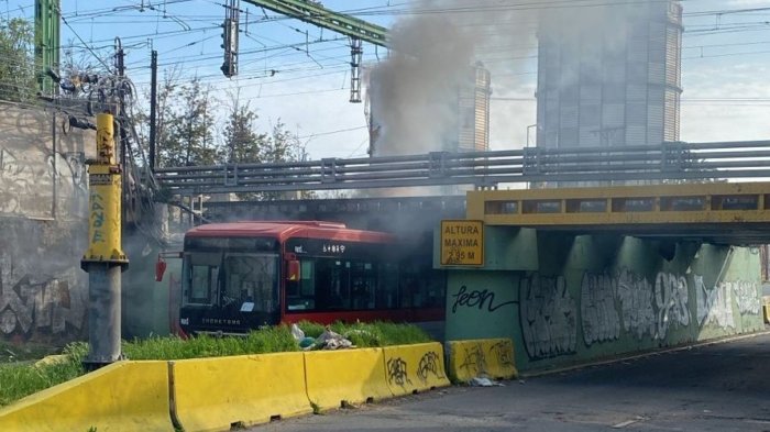 Suspenden tránsito por incendio de bus RED en Estación Central