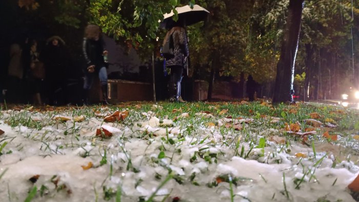 No guarde el paragua: Sistema frontal traerá lluvia y agua nieve para Santiago este jueves y viernes