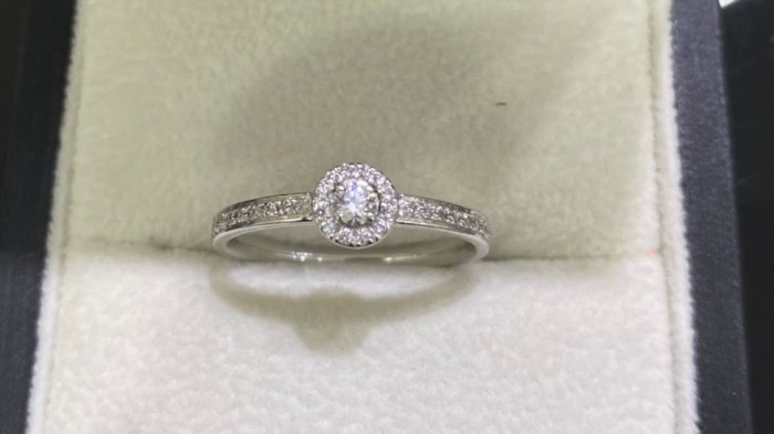 Se hizo viral: Abogado ofrece recompensa por el anillo de compromiso perdido de su novia