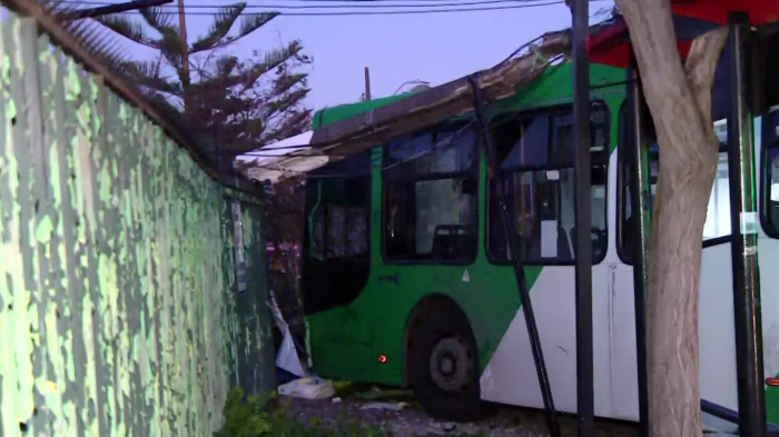 Bus RED terminó incrustado dentro de una panadería en Cerrillos