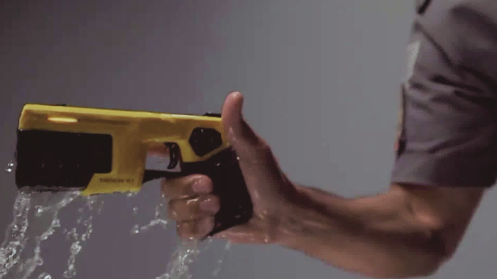 Carabineros podrá usar pistolas taser en casos de violencia intrafamiliar: Así es el nuevo armamento