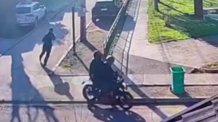 Grabaron asalto a extranjero en Santiago: Persiguió a motochorros que le robaron $100 millones