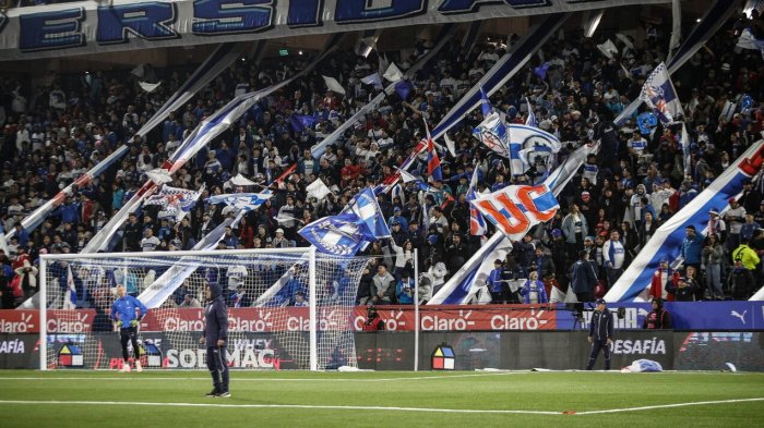 Tras disputar solamente un partido: La UC confirma que hinchas destruyeron asientos en el Claro Arena