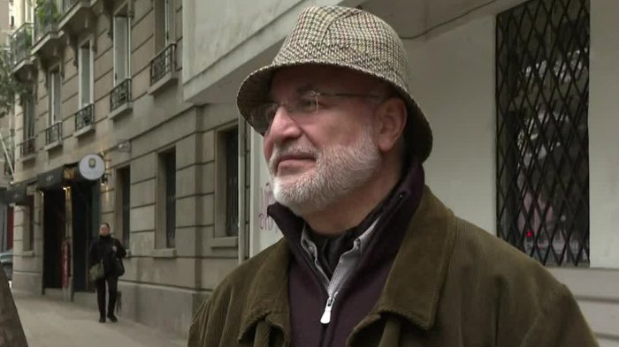 “Se me fue encima y me golpeó”: Periodista Héctor Velis-Meza sufrió violento ataque en Barrio Lastarria