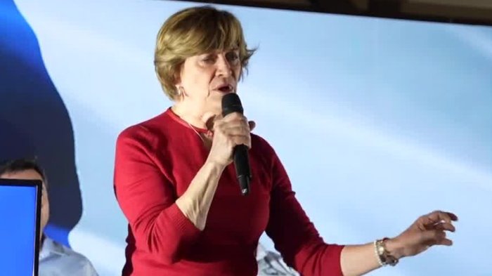 Evelyn Matthei busca frenar pérdidas de respaldos y llama a colaboradores de Sebastián Piñera