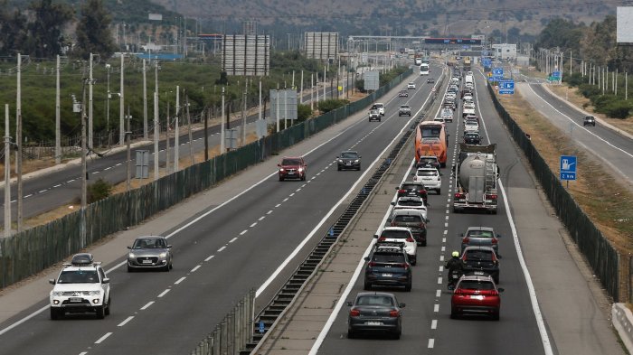 Choque de camiones provoca cierre total de túnel Lo Prado y taco kilométrico en Ruta 68