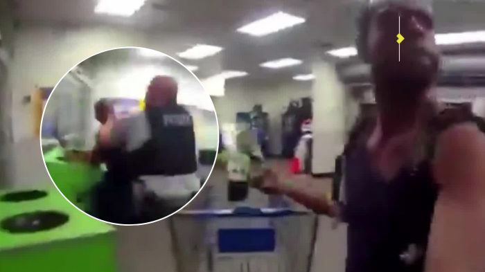 VIDEO | Terror en supermercado: Hombre amenazó y atacó a personas con un machete