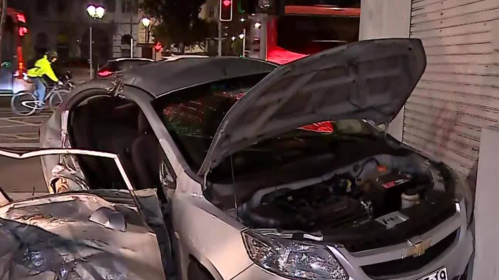 Encontraron alcohol en el interior: Auto quedó en la entrada de un banco tras choque en la Alameda