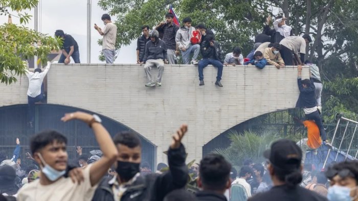 VIDEO | 19 muertos tras crisis en Nepal: Manifestantes queman parlamento y renuncia primer ministro