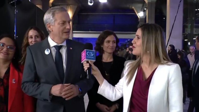 Apuntando contra Jara: Así fue la llegada de Kast al Debate Presidencial 2025