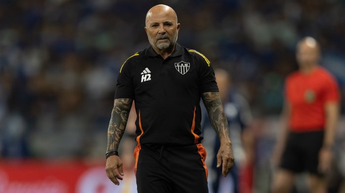 Primer mazazo para Jorge Sampaoli en su regreso: Perdió el clásico y quedó eliminado de torneo clave