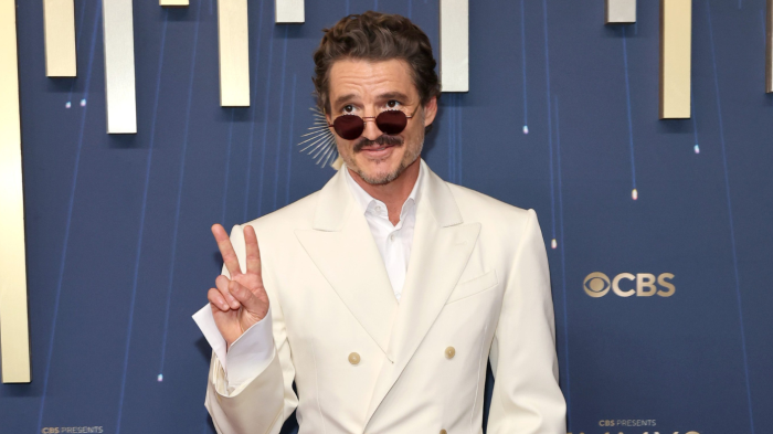 Pedro Pascal destacó en los Premios Emmy 2025 con elegante look