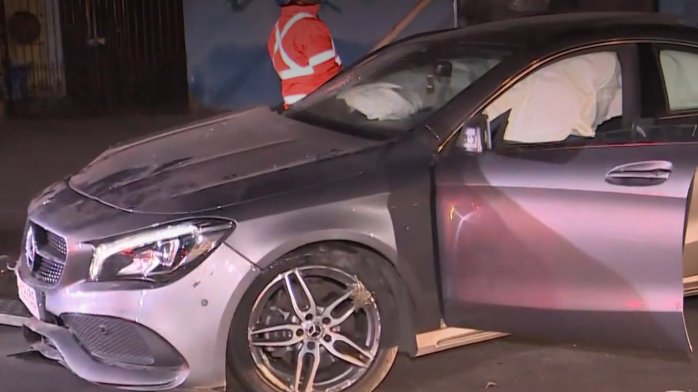 Auto choca contra poste y es abandonado en confuso incidente en La Granja