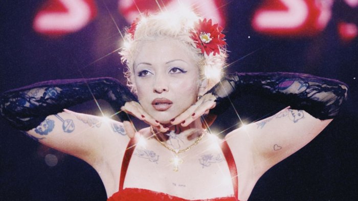 “Por la culpa de...”: Mon Laferte responde a acusaciones de sueldos impagos en su nuevo videoclip