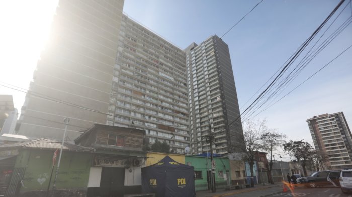 En el departamento estaban sus hijos de 8 y 10 años: Mujer apuñaló dos veces a su marido en Estación Central