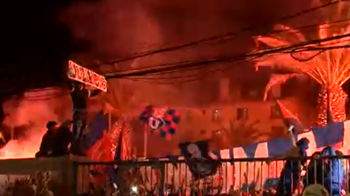 Banderazo de hinchas de la U termina con un incendio a las afueras de hotel de concentración en La Serena