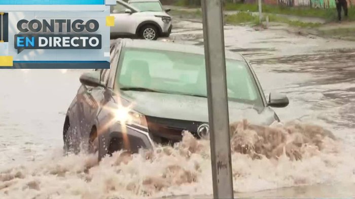 Vehículo casi quedó atrapado en calle anegada por acumulación de agua en canal Santa Marta en Maipú