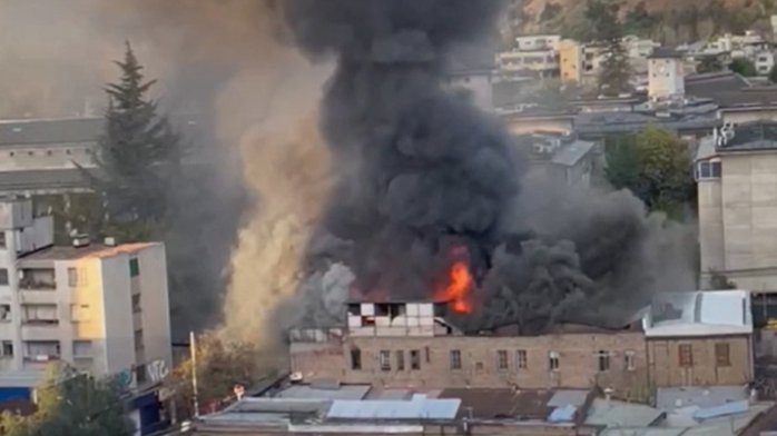 Hay cortes de tránsito: Un gran incendio afecta a locales comerciales en la comuna de Independencia