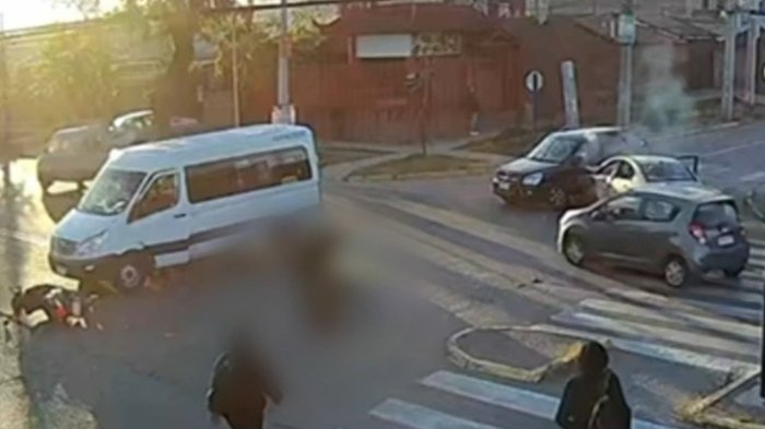 VIDEO | Encerrona a abuela y nieto terminó en triple colisión: Captaron grave impacto con motociclista