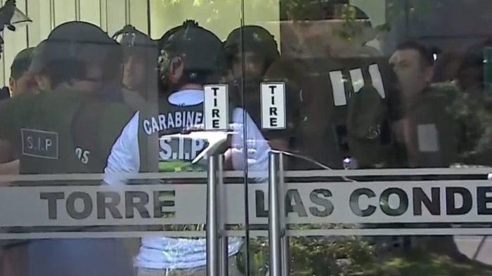 Hombres armados irrumpieron para robar en Las Condes: Buscan a asaltante en edificio