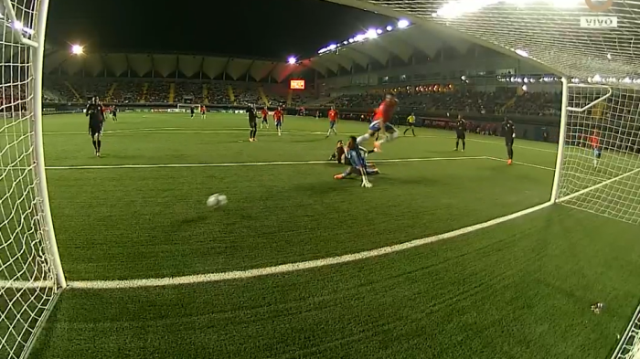 De no creer: El palo le impidió a Ben Brereton marcar el empate de Chile ante Perú