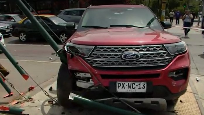 Uno de los afectados es un exjugador de Colo Colo: Conductora huyó de encerrona en Ñuñoa y chocó tres autos