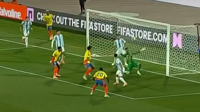 ¡Lo tuvo Canchimbo! Colombia casi anota el primero ante Argentina en el Nacional