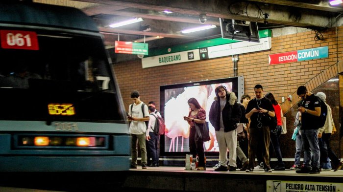 Metro de Santiago informa reapertura de estación Santa Isabel tras manifestaciones