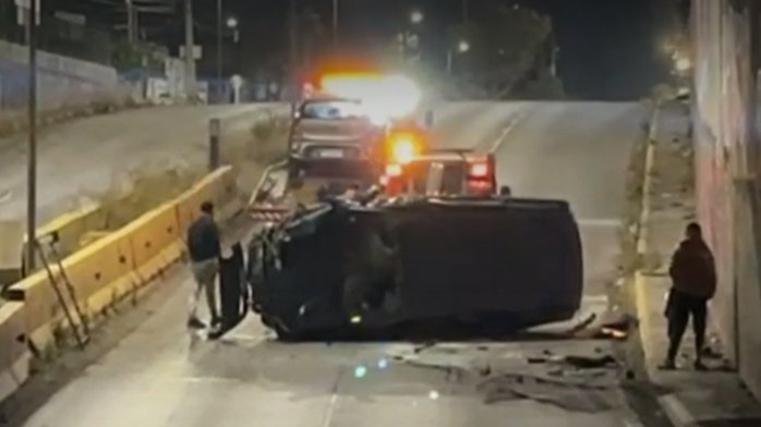 Impactante choque y volcamiento: Auto cae de paso bajo nivel tras colisión con otro vehículo