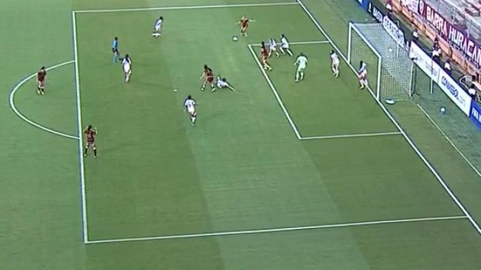 ¡Se salvó Chile! Fernanda Pinilla bloqueó con lo justo un remate de Venezuela